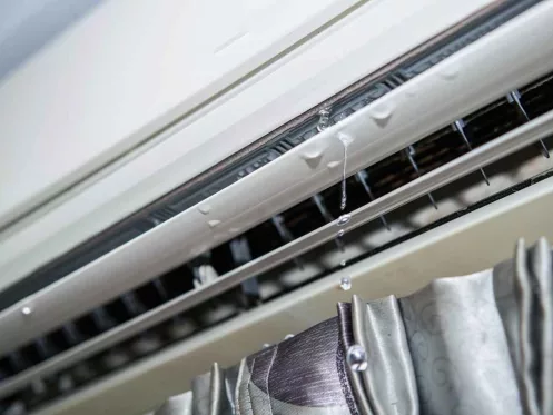 Water leaking from the air conditioner drips from the cooler. 